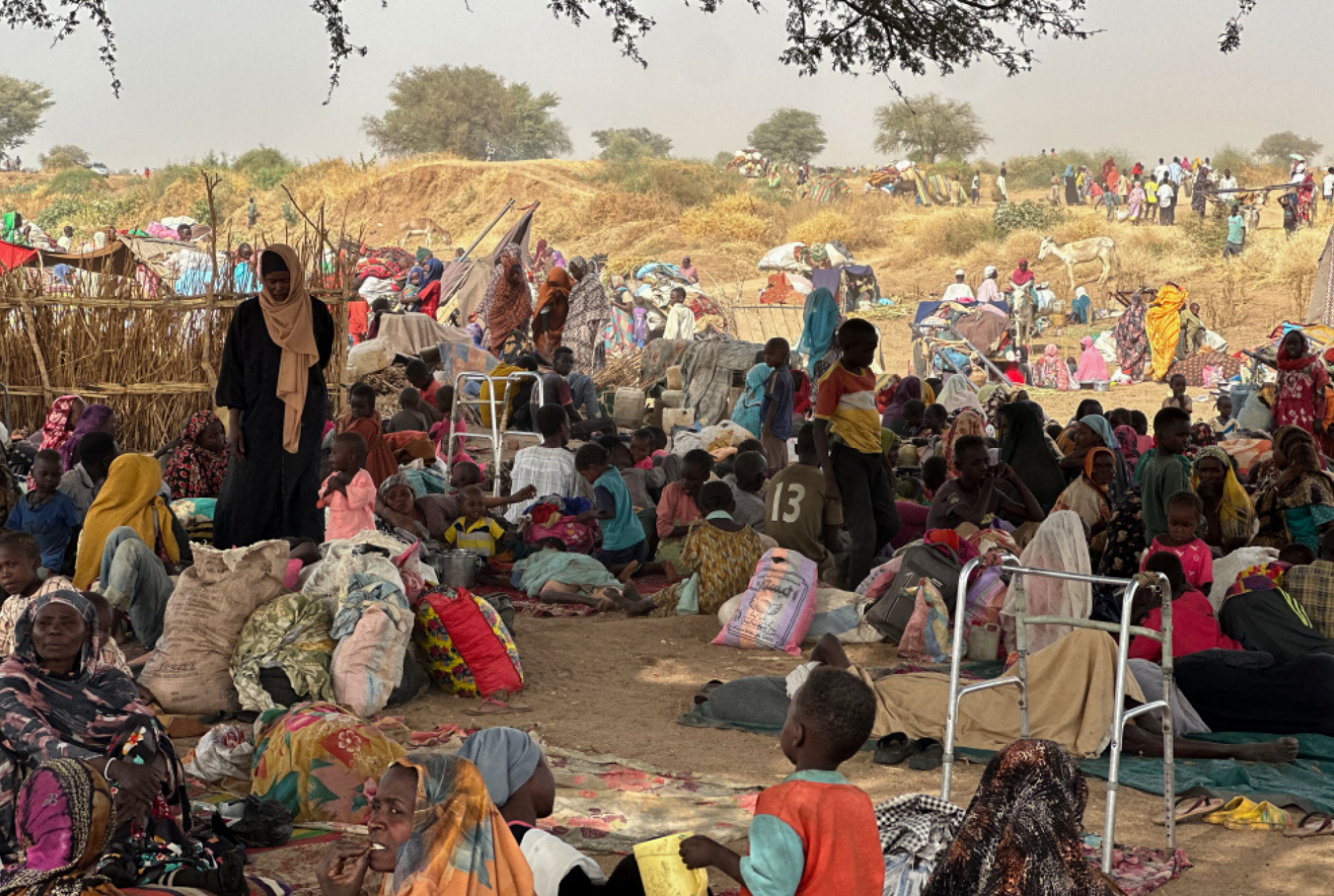 Wieder auf der Flucht: Menschen, die nach einem grausamen Angriff aus dem Lager Samsam geflohen sind, in der Nähe der Stadt Tawila (West-Darfur).