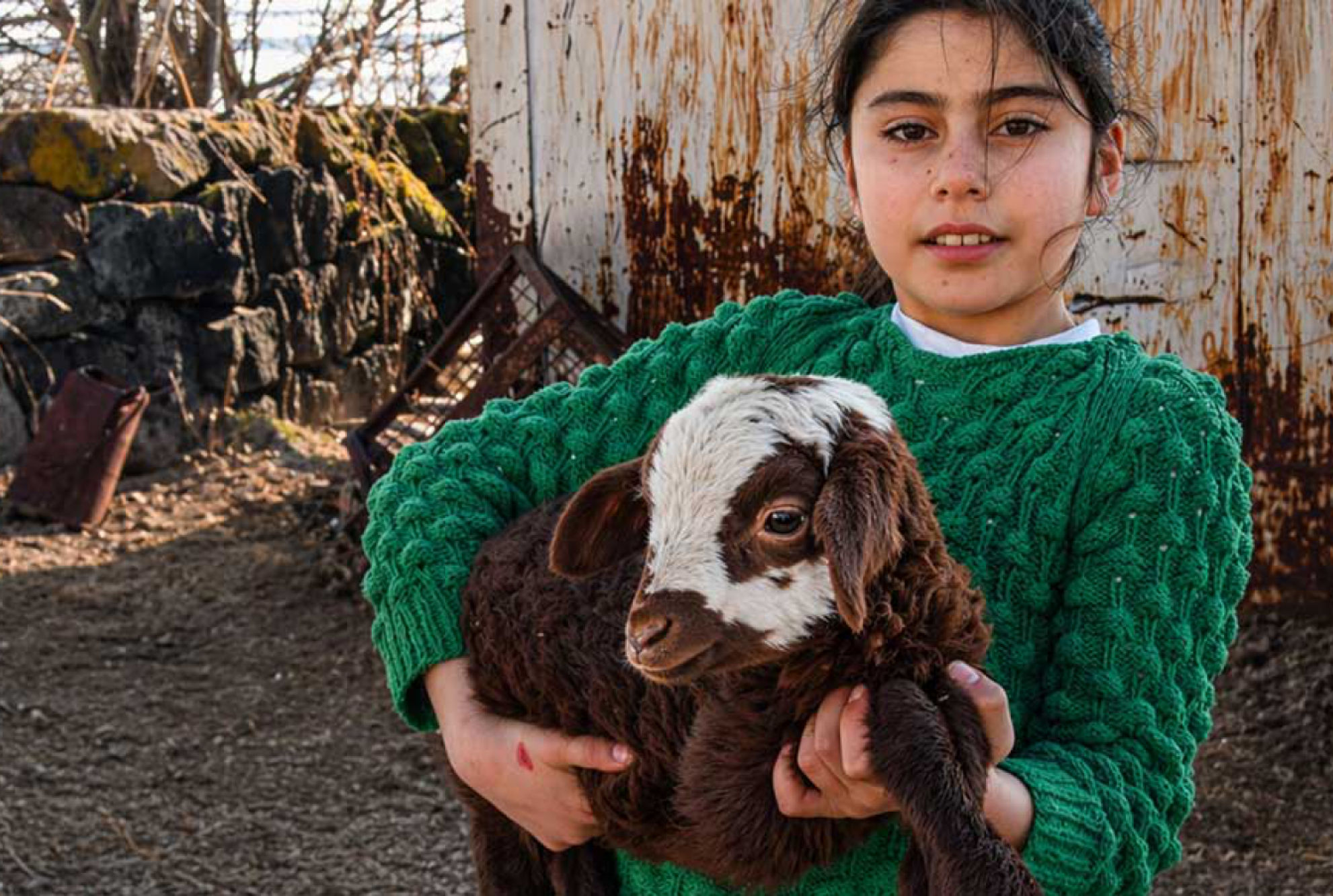 Mädchen mit Lamm auf dem Arm 