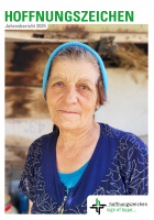 Eine Frau lächelt in die Kamera